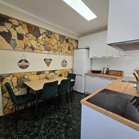 Old Soul, Modern Comfort Appartement Tirana